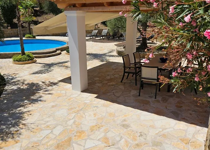 Vrisoules Poolvilla 펜션 *